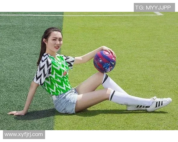 性感足球宝贝展现魅力风采引领球迷热潮的完美结合 性感足球宝贝展现魅力风采引领球迷热潮的完美结合